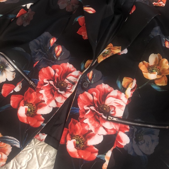 Absolutely gorgeous blazer. Size fit to L. Silk feeling - Picture 15 of 15